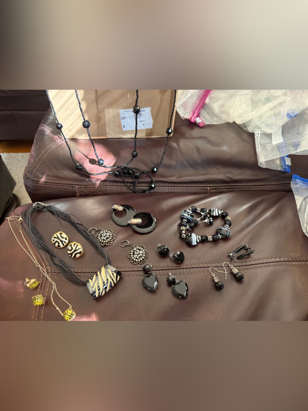 13 pieces  vintage jewelry -10 earrings, 3 necklaces …